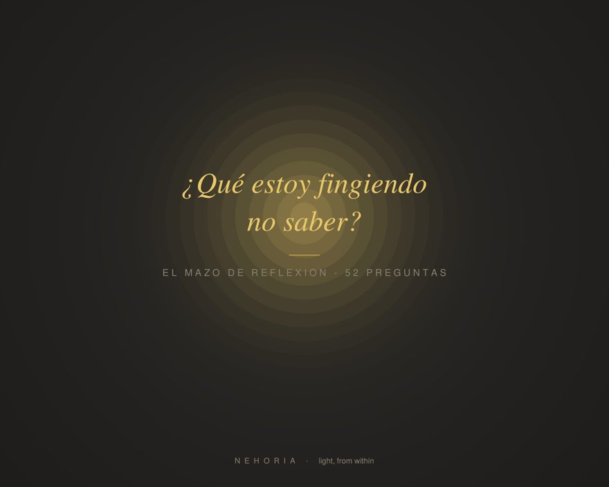 El Mazo de Reflexión: cartas con preguntas brillando sobre fondo oscuro de velas